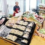 住民有志が開業したスーパー「にこにこマート」の店内。品ぞろえは、同規模の民間施設と遜色ない＝宍粟市波賀町上野