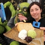 妖怪「小豆洗い」をイメージして抹茶アイスとあんこを添えたもち麦シフォンケーキ＝食べ処　くろすけ