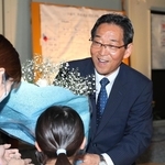 孫から花束を受け取る福元晶三氏（右）＝２７日夜、宍粟市山崎町山田（撮影・辰巳直之）