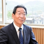 投開票から一夜明け、インタビューに答える福元晶三氏＝宍粟市役所
