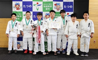 全国大会に出場する龍野若竹会の選手＝たつの市龍野町富永、たつの市役所