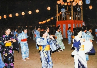 １９７３年の千種川まつりで踊る住民ら。こうした懐かしの風景を記録した８ミリフィルムを募っている（上郡町提供）