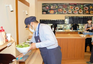 ビュッフェ形式で地元産野菜のサラダも楽しめる＝道の駅宿場町ひらふく