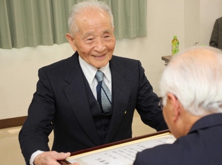感謝状を受け取る堀尾幸二さん＝市川町西川辺