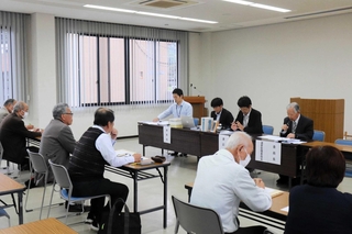 立候補手続きなどの説明を受ける各陣営の関係者ら＝上郡町役場