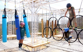 バランス感覚が試されるアスレチック遊具を楽しむ子どもたち＝神河町上小田