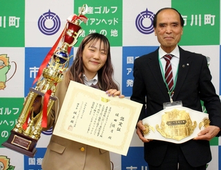 津田義和町長（右）に勝利を報告した堀田優月さん＝市川町役場