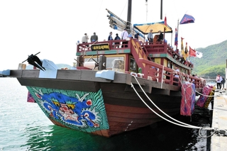 室津港に寄港した朝鮮通信使の船を復元した木造船＝たつの市御津町室津