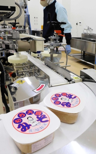 佐用もち大豆みそを自動でパッケージ化する機械＝味わいの里三日月