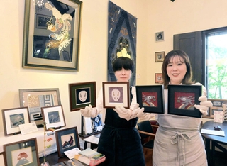 作品展を開く「赤穂緞通工房ギャラリー　東浜」の池上和子さん（右）と奥真紀子さん＝赤穂市東浜町