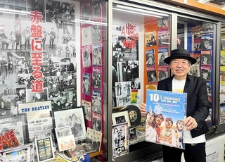 日替わりで自作ポスターやグッズを並べている岡本備館長＝赤穂市加里屋