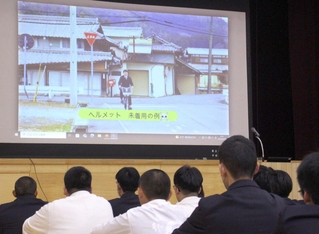 自転車運転中のヘルメット着用を呼びかける動画＝市川高校