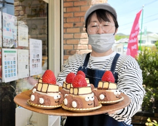 赤穂署とかみや製菓本舗がコラボして考案したパトカーケーキ＝赤穂市塩屋