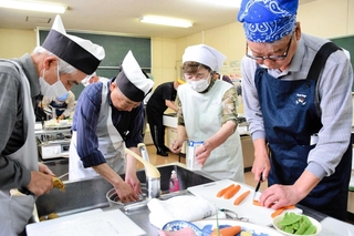１９９２年から続く「男の料理教室」＝たつの市新宮町新宮