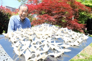 自宅庭を「折り紙フリーガーデン」として開放する三木豊さん。四季の自然とともに創作が楽しめる＝相生市旭３