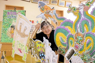 オリジナルの紙人形を作る谷口秀作さん＝赤穂市新田