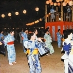 １９７３年の千種川まつりで踊る住民ら。こうした懐かしの風景を記録した８ミリフィルムを募っている（上郡町提供）