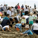 潮干狩り客でにぎわう新舞子浜＝たつの市御津町黒崎
