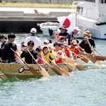 親子連れなどで盛り上がったペーロンの体験乗船会＝相生湾