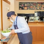 ビュッフェ形式で地元産野菜のサラダも楽しめる＝道の駅宿場町ひらふく