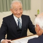 感謝状を受け取る堀尾幸二さん＝市川町西川辺