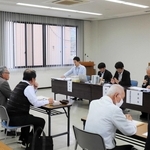 立候補手続きなどの説明を受ける各陣営の関係者ら＝上郡町役場