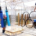 バランス感覚が試されるアスレチック遊具を楽しむ子どもたち＝神河町上小田