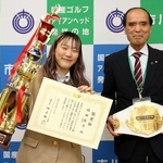 津田義和町長（右）に勝利を報告した堀田優月さん＝市川町役場