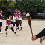練習に汗を流す女子中学生ソフトボールチーム「たつのラビッツ」の部員ら＝たつの市揖保川町新在家