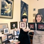 作品展を開く「赤穂緞通工房ギャラリー　東浜」の池上和子さん（右）と奥真紀子さん＝赤穂市東浜町