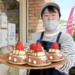 赤穂署とかみや製菓本舗がコラボして考案したパトカーケーキ＝赤穂市塩屋