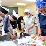 １９９２年から続く「男の料理教室」＝たつの市新宮町新宮