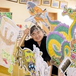 オリジナルの紙人形を作る谷口秀作さん＝赤穂市新田