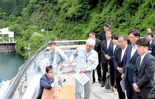 引原ダムを視察した中野洋昌国土交通相（右端）＝宍粟市波賀町日ノ原