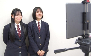 「高校生ＭＩＲＡＩ万博」の出場を前に発表の練習をする磯崎安里沙さん（右）と春名舞花さん＝千種高校