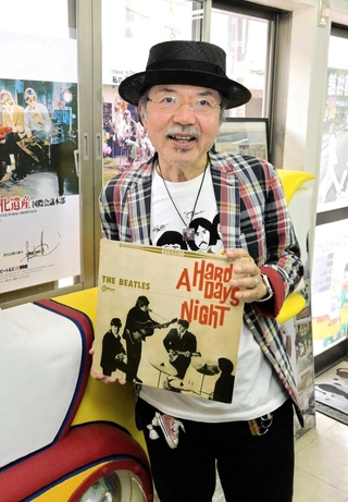 開設１０年目となった「ビートルズ文化博物館」の岡本備館長＝赤穂市加里屋