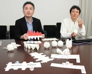 パックポンを開発した石塚王子ペーパーパッケージングの社員＝福崎町西治
