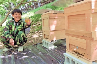 上月の目玉になれば」古里の山で養蜂に挑戦 初採蜜で甘ーい45キロ|西播