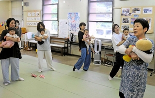 子育てイベントで遊びを楽しむ親子。触れ合いの機会をボランティアが支える＝上郡町社会福祉協議会