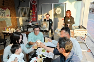 屋外での営業を始めた海鮮料理店「かましま」で飲食を楽しむ客ら＝赤穂市加里屋