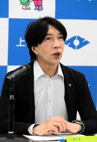 上郡町長選で再選を果たし、抱負を語る梅田修作氏＝町役場