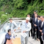 引原ダムを視察した中野洋昌国土交通相（右端）＝宍粟市波賀町日ノ原