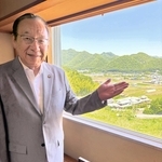 個室宴会場に立つ安達精治社長。美しい自然の眺望が楽しめる＝上郡ピュアランド山の里