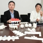 パックポンを開発した石塚王子ペーパーパッケージングの社員＝福崎町西治