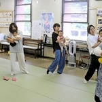 子育てイベントで遊びを楽しむ親子。触れ合いの機会をボランティアが支える＝上郡町社会福祉協議会