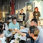 屋外での営業を始めた海鮮料理店「かましま」で飲食を楽しむ客ら＝赤穂市加里屋