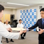 上郡町議選の当選証書を受け取る当選者ら＝町役場