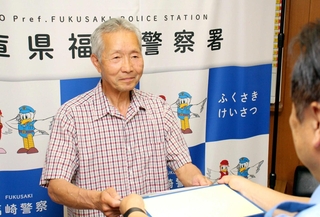 のじぎく賞を受けた西井俊雄さん＝福崎署