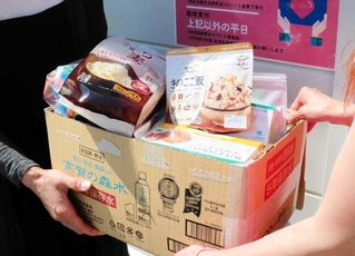 児童扶養手当が満額支給される子育て世帯に提供された、災害用備蓄食や食料品のセット＝相生市役所