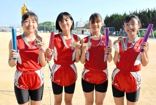 ２大会連続で優勝を果たした小宅小のリレーメンバー＝たつの市龍野町日飼